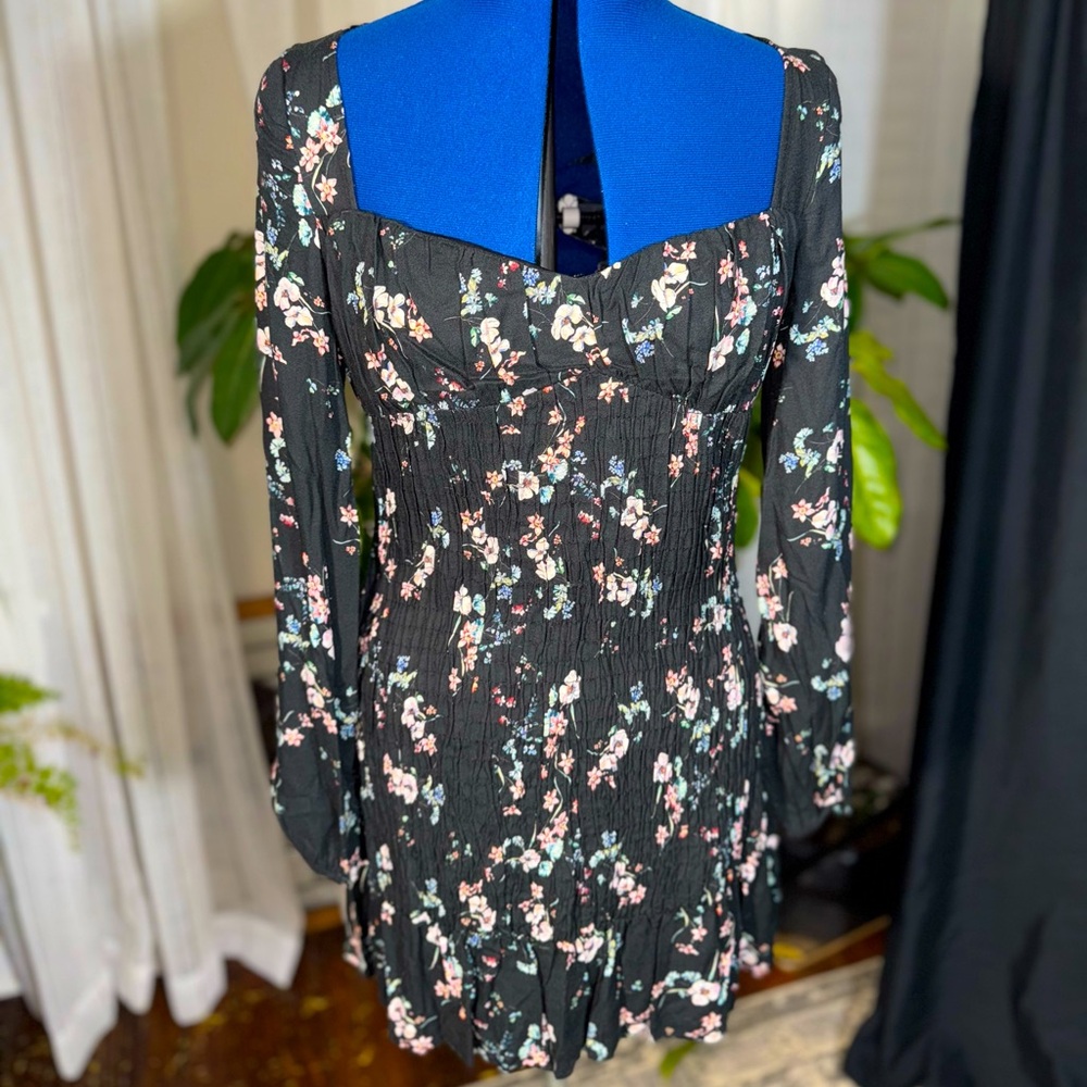 Size medium Black Floral Print Long Sleeve Mini Dress